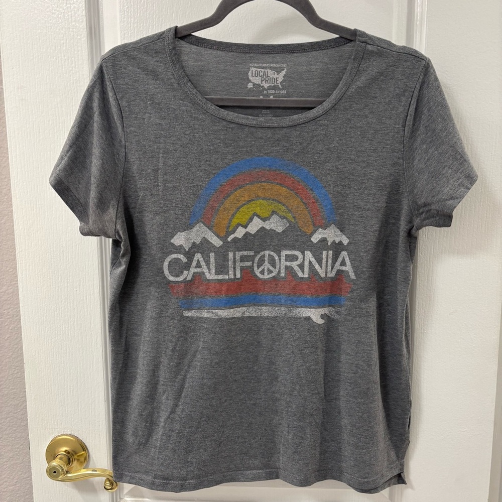 Local Pride Todd Snyder California Gray Graphic Tee Rainbow Peace Sign size M